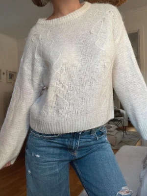 Vit stickad tröja med mönster - Mysig vit stickad tröja med diskreta kabelstickade detaljer framtill. Från Gina tricot Young i storlek 158/164, passar mig xs