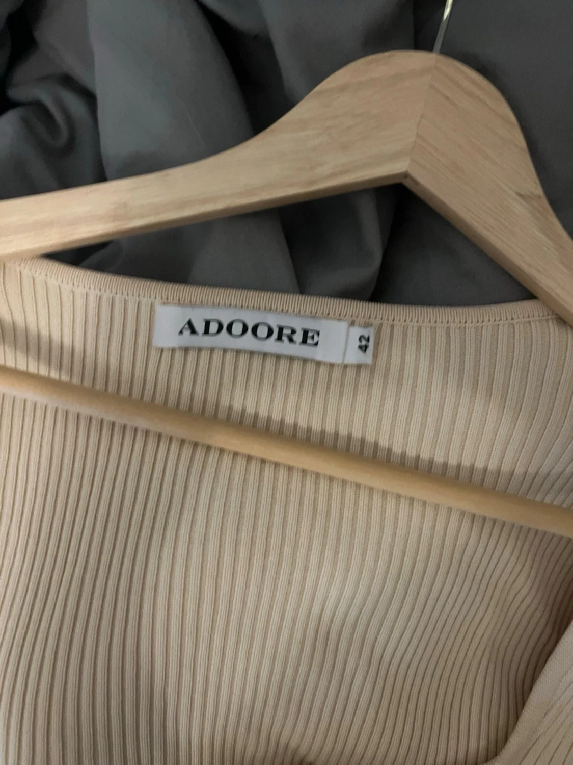 Beige ribbad långklänning Adoore - 1