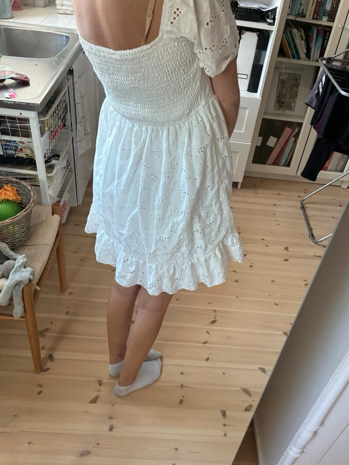 Vit kort klänning med puffärm - 3