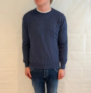 Polo Ralph Lauren Slim Fit Prima Cotton Sweater Blue Men's - Marinblå stickad tröja i bomull, slim fit, begagnad i mycket gott skick.