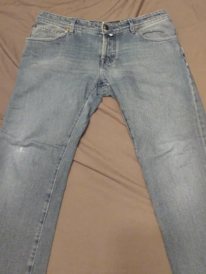 Jacob Cohen style 622 jeans - Style 622 Jacob Cohen jeans, size 34 en straight/slim modell, hål i högra fram fickan rakt igenom går att laga om man vill "kolla sista bilden" annars inget fel med dem, sjukt snygga o stilrena perfekt till grisch eller oldmoney stil..... Detta är en äldre vintage modell drf ett lite dyrare pris