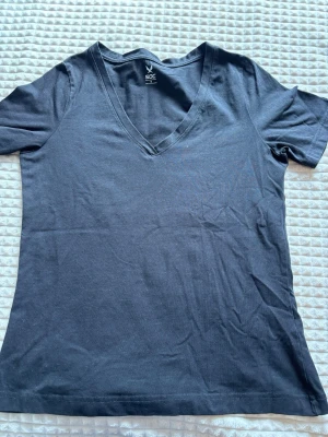 Svart t-shirt - Basic svart t-shirt med V-ringning. Går att använda vardagligen, men jag behöver sälja eftersom att jag har många liknande 💙