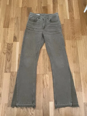 Beiga flared jeans från ZARA - Säljer ett par beiga flared jeans från Zara. Det är inget fel på dem och det finns inga skador. Säljer för att jag har växt ur dem. Endast använda ett fåtal gånger. Pris kan diskuteras 