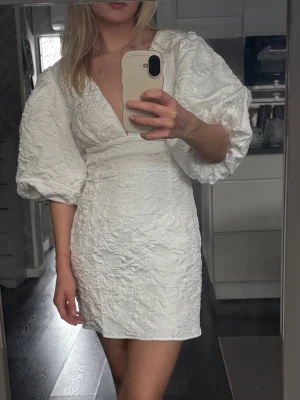 Showpo klänning  - Hej! Säljer denna klänning från Showpo som är använd 1 gång. Skriv gärna om ni undrar om något💕