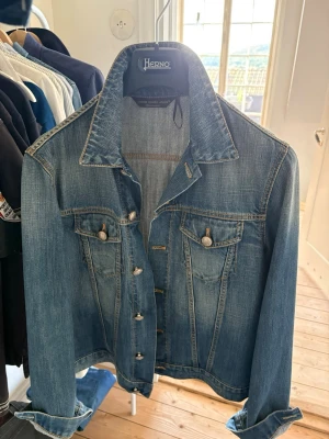 Jacob Cohen Denim Jacka - Säljer nu denna extremt fina denim jackan från Jacob Cohen. Den är i mycket bra skick utan någon stor antydan på använding, 9/10 utan tags. Storlek M. Modell: 188cm och 72kg. Nypris ligger på +-8000kr och säljs ofta för runt 6000kr. Ta kontakt vid minsta lilla intresse, pris kan diskuteras 😊