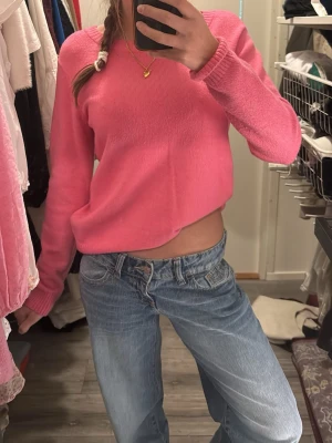Rosa stickad tröja från Vila - Snygg rosa stickad tröja från Vila med rund halsringning och långa ärmar. Tröjan har ribbade muddar vid ärmslut och nederkant, älskar färgen och skulle gärna haft kvar men tyvärr är den för stor