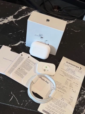 AirPods PRO Gen 2  - Säljer mina AirPods PRO Gen 2 då de inte används.  Köpta på Elgiganten tillkommer med kvitto och tillbehör samt laddare och extra öronproppar.