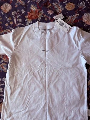 Vit oversized t-shirt från Jack & Jones - Säljer en vit oversized t-shirt från Jack & Jones med trycket 'CORE IND DEPT.' på bröstet. Klassisk rund halsringning och korta ärmar. Tillverkad i mjuk bomull för en skön känsla och enkel stil.