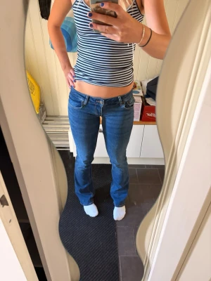 Blå  jeans med låg låg midja - Säljer ett par blå jeans med väldigt låg midja. Jätte snygga älskar de men tyvärr blivit lite små!!