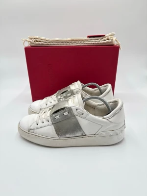 Valentino sneakers  - Hej säljer nu dessa fina valentino open skor  Skick enligt bilder  Postar snabbt och smidigt   Hör av er vid frågor eller funderingar