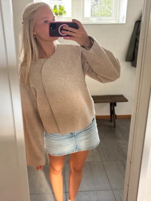 Beige kappa  - Trendig beige kappa from Gina Tricot. Storlek S. Toppen Skick.