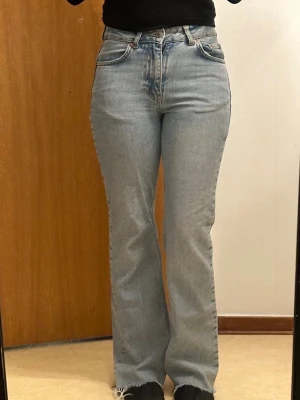 Ljusblå raka jeans med hög midja - Säljer mina ljusblå perfect  flare-jeans från Gina Tricot. De har en fin utsvängd modell och passar perfekt för en lite mer trendig och snygg look. Jag har klippt till längden längst ner eftersom de var för långa för mig, så de passar bäst någon som är max ca 156–157 cm. Jag har själv vuxit ur dem nu. Inga fläckar , märken💕💕