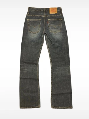 Levis 507 bootcut - Snygga och populära Levis 507 jeans med slim bootcut och i storlek L34, W29. De är i bra skick. Hör av dig vid minsta fråga eller fundering!