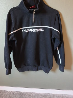 Supreme hoodie - Half zip från supreme, vet inget om den elle vart den är inköpt. Strl M