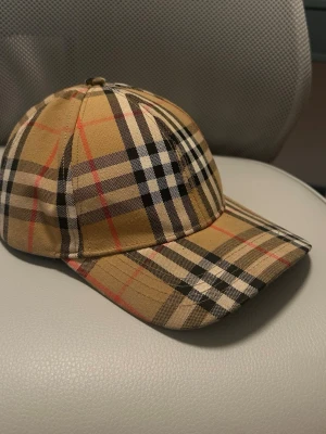 Burberry keps - Snygg burberry keps sitter bra och är skön går o justera size på den skriv för mer frågor 😊