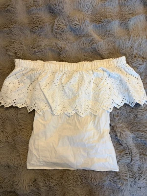 Somrig off the shoulder tröja från Gina tricot - Tunnt skönt material perfekt för varmt väder. Stretchigt resårband för en bekväm passform. Skriv gärna vid frågor💕🙏🏻