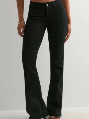 Nelly ”low waist perfect bootcut jeans” - Snygga svarta bootcut jeans med trendig design på bakfickan, knappt använda 