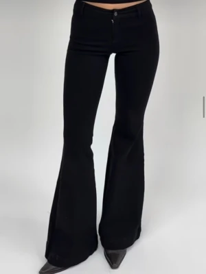 Alobha Label jeans - Alobha Label jeans i helt nyskick aldrig använt, jeansen är svarta i storlek 36