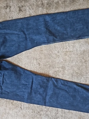 Mörkblå raka levis 502 jeans - Snygga mörkblå slim jeans i klassisk denim med smal passform. Jeansen har en enkel design utan synliga slitningar eller dekorationer, perfekta för en clean och stilren look. Materialet är mjukt och följsamt, vilket gör dem bekväma att bära hela dagen.