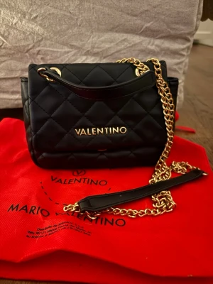 Svart quiltad handväska Valentino - Säljer en jätte fin handväska från Valentino i fint skick. Ny pris 1540. pris kan diskuteras!