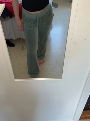 Gröna juicy byxor - Snygga gröna Juicy byxor. Perfekta för chill dagar och riktigt sköna att ha på sig.