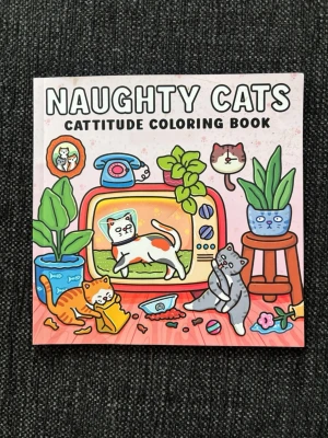 Naughty Cats målarbok  - 24 bilder. Omålad. En färgglad målarbok med temat busiga katter. Omslaget har tecknade katter, växter och retroprylar i starka färger. Inuti finns svartvita illustrationer av katter i olika miljöer, redo att färgläggas. Perfekt för dig som gillar söta och roliga kattmotiv.