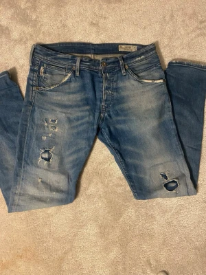 Jack n Jones jeans 👖  - Säljer dessa sjukt feta Jack n Jones jeansen i storleken 33/32. De är helt sjukt unika och går knappt att hitta! Pris 349. 