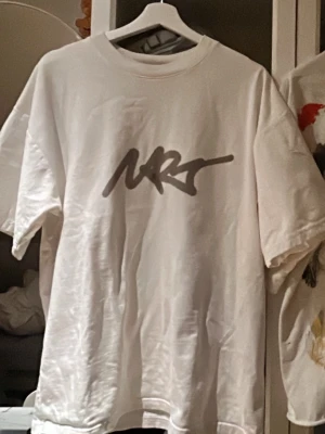 Nart T-shirt - T-shirt från klädmärket Nart, original förpackning följs med, tveka inte på att skriva om du undrar något