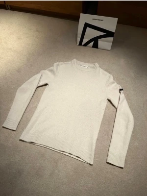 Bruun&stengade tröja  - Super snygg stickad sweatshirt ifrån det populära märket Bruun&stengade i vitt färg! Storlek M men sitter mer som S. Modellen på bilden är 182 cm lång. 