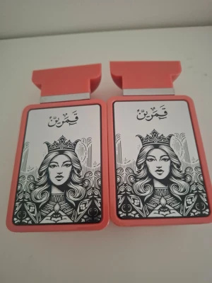 Amaran Qamarain Edp - Toppnoter är apelsinblomma, mango och kamomill; hjärtnoter är ylang-ylang, kokosnöt och fikon; basnoter är bärnsten, sandelträ, vanilj, iris och benzoin