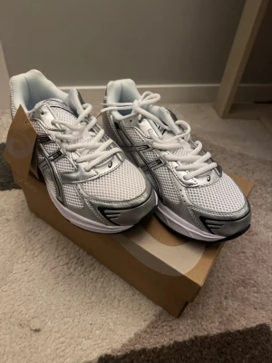 Asics  - Helt nya! Vid snabb affär kan priset diskuteras:)