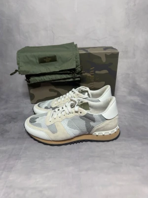 Valentino camo sneakers  - Ett par autentiska valentino rockrunners. I princip helt nya. Storlek 41 men passar förmodligen 42 eftersom rockrunners är lite stora i storleken. Riktigt fräsch färg att bära under sommaren och riktigt sköna skor. Säljer billigt pågrund av att det egentligen är vinterskor men jag tycker personligen att dem är fetast på sommaren. Bara skorna följs med (ingen box eller dustbag) Nypris ungefär 5500. 