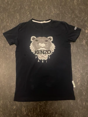 Kenzo t-shirt - Säljer en kenzo t-shirt storlek S, har använt den lute men den är i topp skick.