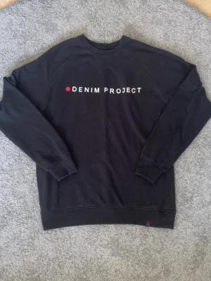 Svart sweatshirt från Denim Project - Storlek M| Skick 9,2/10 