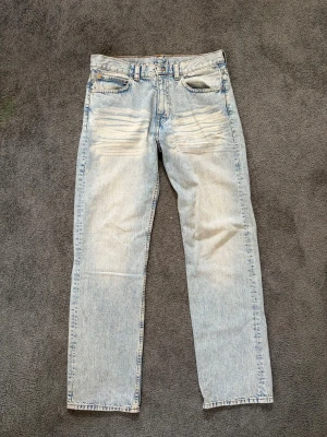 Cheap Monday Jeans Ljusblå - Jeans från Cheap Monday (weekday) i riktigt snygg ljusblå tvätt. Jeansen är endast använda ett fåtal gånger och i mycket bra skick. Storlek 32/34, modell: Anti low-waist unisex