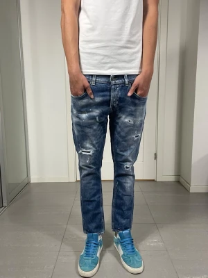 Dondup George Jeans  - Säljer nu dessa Dondup George Jeans med snygga slitningar i populär design, mått ca 37 o 93 cm. skriv för fler bilder/frågor🙌🏼 
