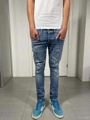 Dondup George Jeans  - Säljer nu dessa Dondup George Jeans med snygga slitningar i populär design, mått ca 37,5-38 o 101 cm. skriv för fler bilder/frågor🙌🏼 