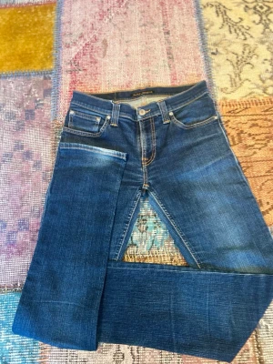 Nudie - Säljer ett par ruggigt feta jeans från Nudie i en modell som jag inte är säker på då det inte står, W28 L32. Perfekta nu till skolstarten. Innerben-78cm, benöppning-16cm, midja-36cm. Tveka inte på att höra av dig vid frågor🙌