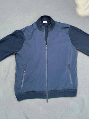 John Henric cardigan  - Snygg mörkblå cardigan från det fina märket John Henric. Fint skick. Storlek L, sitter som S. 