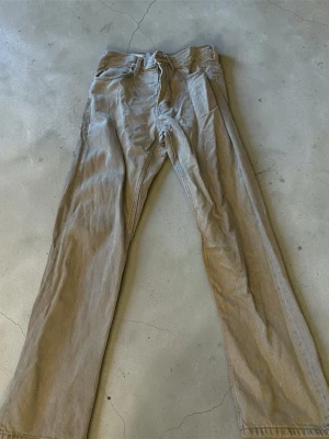 Gråa straightjeans från Zara - Säljer ett par snygga gråa jeans från Zara i storlek 38. Byxorna har klassisk rak passform, och diskreta fickor fram och bak. Perfekta för dig som gillar en stilren och avslappnad look.