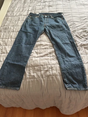 Levis 501  - Säljer ett par Levis 501 orginal modellen. Strl 34, 30 , priset är 850 men vid snabb affär kan det sänkas!! Vid frågor så är det bara att skriva!