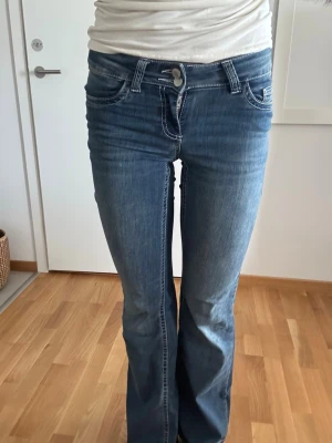 Blåa bootcut jeans från Nelly - Säljer dessa fina blåa bootcut jeansen från Nelly i storlek 34 för att dem är för små för mig. Köptes i december. Har använts men tagits väl hand om. Inga slitningar på nedre kanten och skickas nytvättade💗