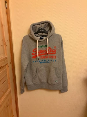 Vintage Superdry Hoodie - En väldigt snygg vintage Superdry Hoodie. I väldigt bra skick 9/10| storlek 2xl men den sitter som en L                                                                               Hör av er vid mera frågor/bilder 🤝😁