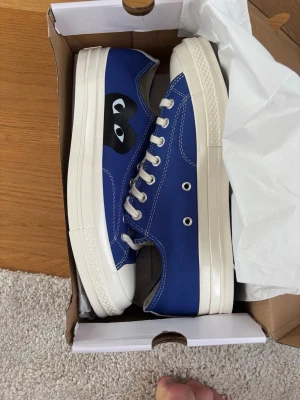 Blå Converse x CDG Play sneakers - Hej 👋 skorna är endast testade och därmed helt nya! Inga defekter. Box ingår‼️skriv vid funderingar! Frakt alltid inom 24 H 