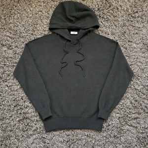 Stickad Kashmir hoodie - Säljer denna rikigt feta stickade hoodien av märket closed!🙌Tröjan är gjord av 90% ull /// 10% Kashmir och är i storlek M!🤝Nypris = 1499kr!⭐️Skick : 9,5/10! Hör gärna av er om ni har funderingar!👍