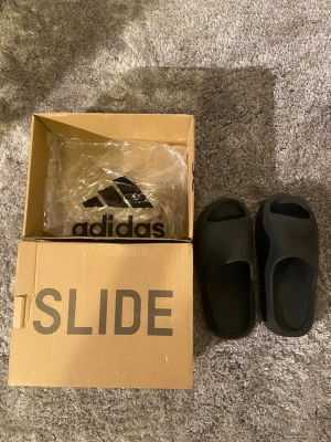 YEEZY SLIDES  - Säljer ett par sprillans nya YEEZY SLIDES i storlek 42 dm vid frågor!