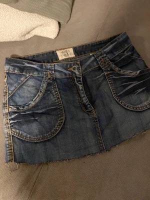 Jeanskjol - Säljer den här kjolen som jag köpte secondhand men har inte använt någon gång eftersom att den är för stor, klippt den kortare. Storlek 40 men passar mer storlek 38. 