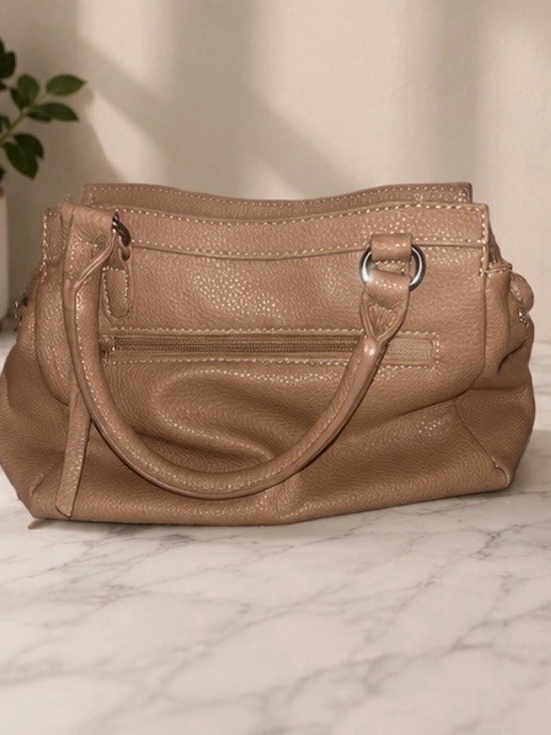 Beige handväska med detaljer - 1