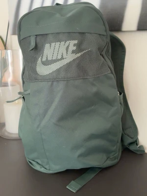 Grön ryggsäck från Nike - säljer en snygg grön ryggsäck ifrån nike, aldrig använd 