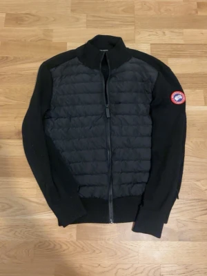 Canada Goose Cardigan - Säljer nu min fina svart Canada goose cardigan till ett bra pris. Pris går att diskutera vid snabb affär mvh. Ingen kvitto 